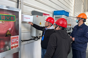生產廠長劉冬冬與安全消防監督員孟雪峰帶領公司人員檢查消防安全隱患